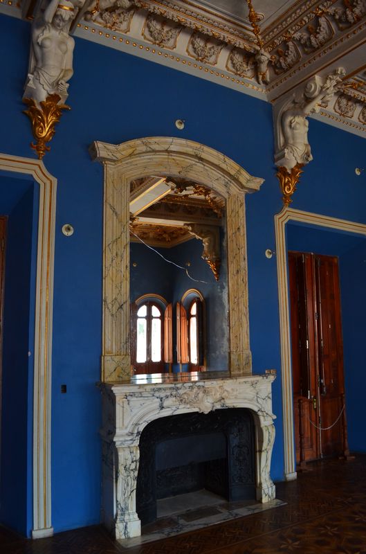 a beautiful old mirror in Castillo de la Glorieta