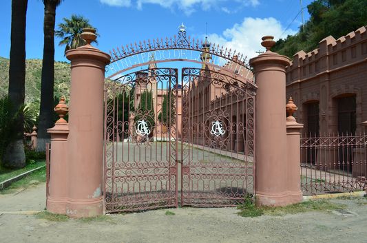 main gate to Castillo de la Glorieta